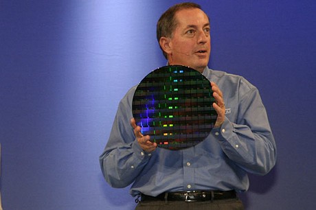 　Intelの最高経営責任者（CEO）Paul Otellini氏は米国時間9月26日、サンフランシスコで開催のIntel Developer Forum（IDF）で、80コアを搭載し、毎秒1兆回の浮動小数点演算をこなすプロセッサの試作品とその300mmシリコンウエハを披露した。