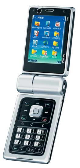 　Nokiaは当初、N92を2006年夏に発売する予定だったが、モバイルテレビ規格DVB-Hを利用できる地域の整備がまだ整っていなかったので、予定を遅らせていた。