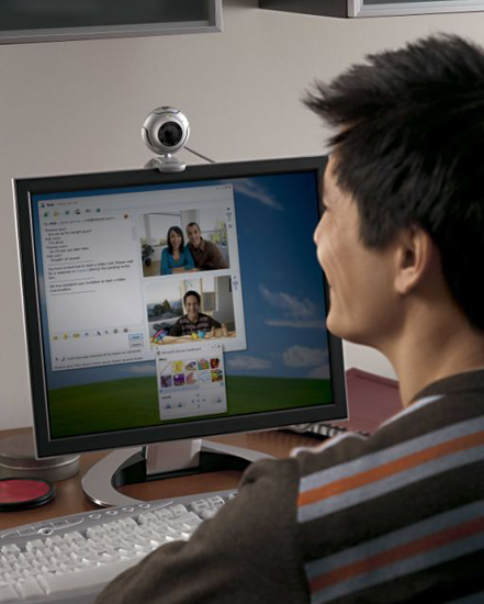 　Microsoftは、「Windows Live Messenger」で使用するウェブカメラ「LifeCam」を2機種発表した。LifeCamの発売は8月に予定されている。