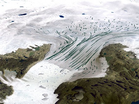 　陸の氷河が海へと広がる様子。