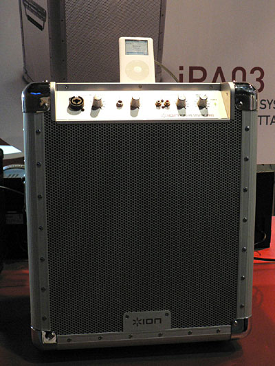 　ION AudioはiPod向けの持ち運び可能なPAシステム「iPA03」も展示していた。