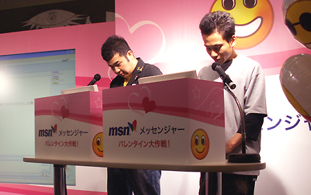 平山さんのハートを射止めるためにインパルスの2人は真剣な表情でキーボードを打っていた。