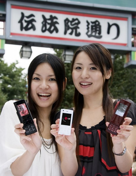 　10月19日にNTTドコモから発売されたばかりの、LG電子「L704i」。光沢のあるブラックカラーに画面下のタッチパッド、ほんのり光る赤いLEDという、高級感あるデザインが特徴だ。L704iは、LG電子の携帯電話の中で一番人気を誇る「チョコレートフォン」の一種。日本では初めてお目見えするが、世界的に見れば既にお馴染みのシリーズであり、チョコレートフォンとしては最後の新製品になるという。