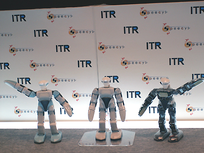 スピーシーズが4月3日に発表した人型エンタテインメントロボット「ITR」。インターネット経由でスピーシーズのサーバから好みのロボット向け専用コンテンツ番組をダウンロードして楽しめるのが特徴だ。 体調約33cm、体重約1.5kg。スピーカーは2個搭載。バッテリーで駆動し、駆動時間は約30分という。一台コンシューマ向けで約19万円。
