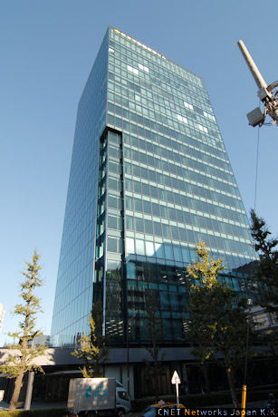 ミクシィは2007年8月20日に神宮前にある新築ビルに移転した。最上部16階から20階の5フロアに入居している。オフィスの広さは、エレベーターやトイレといった共有部分を除いて3332.85平方メートル（1008.2坪）。