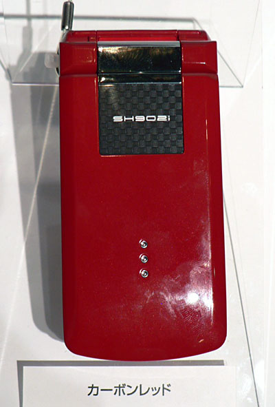 　SH902iはACCESS製のフルブラウザ「NetFront」を内蔵した端末。前面には着信時や充電時に光るLEDを搭載した
