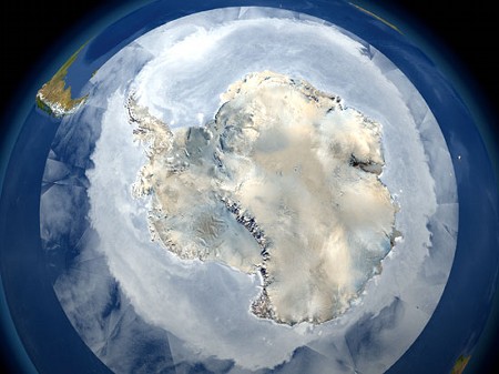 　2004年9月日時点の南極大陸とそれを取り巻く海氷の様子。