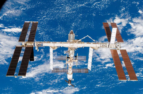 　国際宇宙ステーション（ISS）は、高度240マイル（約390km）の地球上空を周回する、空飛ぶ研究室だ。ISSの最初のモジュールは、1998年11月20日に宇宙へ打ち上げられた。2000年11月には、クルーの滞在が始まった。クルーたちの滞在期間は通常半年だ。ISSに滞在した人の数はすでに100人を超えている。ステーションクルーは、ISS内の実験室で毎日科学実験を行い、世界中の何百人もの科学者たちと協力しながら作業を進める。調査分野は多岐にわたり、生命科学、物理科学分野の広範なテーマをカバーする。具体的には、結晶の成長、遠隔医療、地球観測、植物の成長などだ。地上で研究を進める科学者は、ISSでの作業の成果を最大限に活かすため、ISSで得られたデータを共有することもよくある。ISSでの調査は、地球上での教育プログラムに利用されることも多く、なかには地球上にいる学生と共同で行われたプロジェクトもある。興味を持つ人もいると思われるので、同ステーションのデータ伝送レートについて説明しよう。ISSでは現在、上り下りともに150Mbpsでデータの送受信が行われている。また、地上では280万行のプログラムコードで150万行の飛行ソフトウェアコードをサポートしているが、NASAによると、ISSの組立が完成した暁には、行数は現在の2倍になるという。NASAによれば、ISSの居住区域の容積は1万5000立方フィート（約425立方m）で、3ベッドルームの家より広いとしている。しかし、ISSの建設はまだ続いている。ISSへの飛行が何十回と行われ、新しいハードウェア、機器、補充物資が持ち込まれている。飛行のたびにISSの容積は増え、その構造は複雑になり、科学調査能力も向上してきた。完成すれば、長さ243フィート（約74m）、幅361フィート（110m）、総重量41万9600kgになるとNASAでは予測している。また同ステーションは1エーカー（約4050平方m）のソーラーパネルを備え、ステーションに電力を供給している。ステーションの完成は2010年の予定だ。