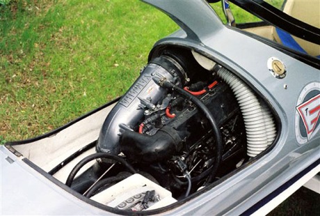 　Sweet Virgin Angelのエンジンはヤマハ発動機の水上オートバイ「Wave Runner」のエンジンを使用している。