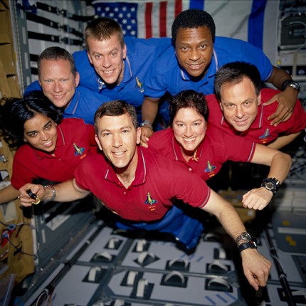 　スペースシャトルプログラムでは悲劇が2度起こっている。1986年には、「Challenger」が打ち上げ時に爆発し、また2003年印はColumbiaが大気圏内への突入時に空中分解した（どちらの場合も乗組員は死亡）。この写真は2003年のColumbia乗組員を写したもので、機体の残骸のなかから見つかった。