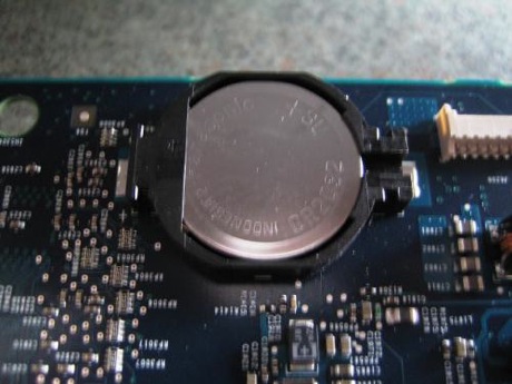 　システムバッテリに使用されているのは3Vのコイン形リチウム電池「CR2032」だ。