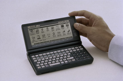 HPの「HP200LX」は1995年に発売されたDOS搭載のハンドヘルドPC。バッテリーは単3電池とボタン電池。