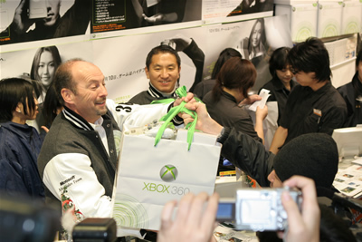 　この日のために来日したMicrosoftホーム＆エンタテインメントディビジョンワールドワイドマーケティング＆パブリッシングコーポレートバイスプレジデントのピーター・ムーア氏と、マイクロソフト執行役Xbox事業本部長の丸山嘉浩氏が、購入者に直接Xbox 360を渡す一幕も見られた。品川区から来た男性は「Xboxの性能や常に新しいことにチャレンジしている姿勢に魅力を感じる」と話し、「今後は『鉄騎』などの古い名作もハイディフニッション（HD）で楽しめるようになってほしい」と期待を寄せた。