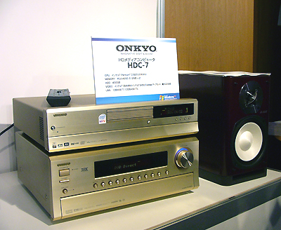 　オンキヨーはMedia Center Edition 2005搭載PC向けのオンラインコンテンツ配信サービス「メディアオンライン」向けに、高音質の音楽配信サービス「e-onkyo music store」を提供する。サービス開始は6月末日の予定だ。発表会の会場ではオンキヨー製のMedia Center搭載PC「HDC-7」とスピーカーを接続してデモンストレーションを披露していた。