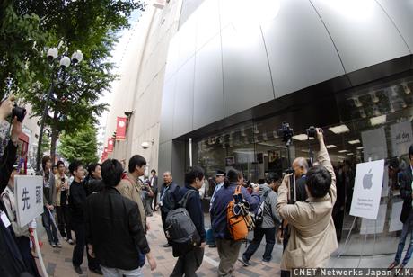 　6月24日午前10時、Apple Store, Sapporo（アップルストア札幌）が開店。北海道のマックファンが待ちに待った瞬間が訪れた。