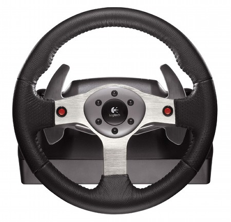 　Logitechの「G25 Racing Wheel」。システムは、6速のシフトレバーとクラッチペダル、フォースフィードバックモーター、11インチのハンドルで構成される。2006年10月に299ドルで発売予定。