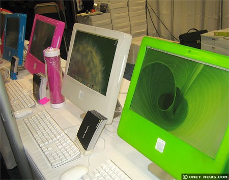　MacGearはiMac G5向けシリコンケース「MacColors」について、「われわれはMacを再びカラフルにした」と述べている。