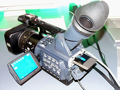 　松下電器の「AG-HVX200」は、半導体メモリーP2カードに画像を記録するHDカメラ。本体後部にP2カードスロットを2基装備。ホットスワップ機能によりカードは記録中でも交換可能なので、カードを順次交換することで長時間の録画にも対応。
