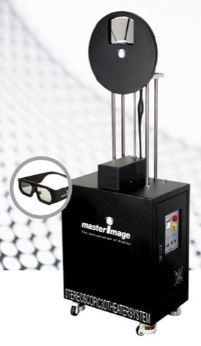 　Masterimage（韓国）の技術では、高速回転ホイールを使って偏光させることによって、適切な3Dグラスをかけた視聴者の右目と左目にそれぞれ異なる映像がプロジェクタから送られる。写真のプロジェクタは「MI-2100」。