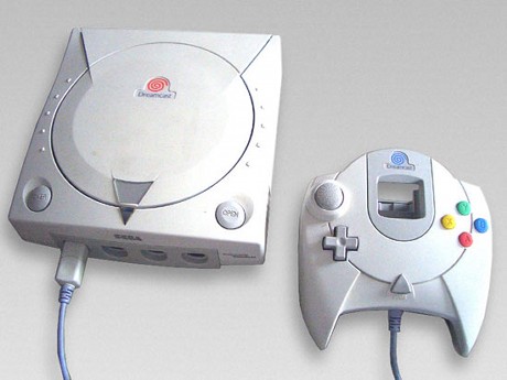 　ゲーム企業のセガは、Dreamcastのような素晴らしい名前を持った期待はずれのハードウェアをいくつか世に送り出している。Dreamcastは、オリジナルのPlayStationとNintendo 64が市場で優勢だった1999年に米国に上陸し、リリース時には類似のゲーム機であるPlayStation 2やXboxを超える好調な売れ行きを経験した。残念ながら、この好調は長く続かなかった。ちょうどアマチュアの音楽評論家が「Nirvanaがヘアメタル（訳注：ヘビーメタルの影響を受けた、目立った髪型をしたアーティスト）を殺した」（そしてゲームのGuitar Heroがこれを蘇らせた）と語るのと同じように、2000年のソニーのPlayStation 2のリリースが、Dreamcastを眠らせてしまった。セガはこれを最後に家庭用ゲーム機は作っていない。