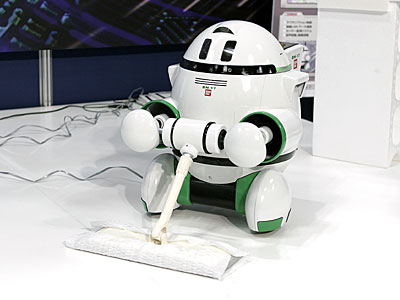 　
　11月30日から12月3日まで、東京ビッグサイトにおいて「2005国際ロボット展」が開催されている。産業用ロボットが中心の展示会だが、今年発表されたサービスロボットも数多く展示されていた。ここではサービスロボットを中心に展示を紹介する。写真はバンダイのホームロボット「BN-17」。センサーやカメラで得た情報を無線LAN（IEEE802.11b）を通じてPCに送り、演算処理をした結果を受け取って行動する。ロボットの行動をユーザーが簡単にプログラミングできるソフト「タスクエディター」も同梱する。2006年発売予定で、価格は10万円以下になる見込みだ。