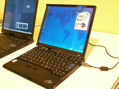 インテルが1月10日、東京都内で行った「インテル・プラットフォーム・セミナー 2006」で、新世代のホームPC向けの「インテル Viivテクノロジ」、ノートPC向けの「インテルCentrino Duo モバイル・テクノロジ」対応のPCが多数展示された。その中から、参考出品されたPCをフォトレポートでお送りする。写真は、レノボジャパン ThinkPad X series（参考出品）。本体に「X60s」と製品名が入っていた。