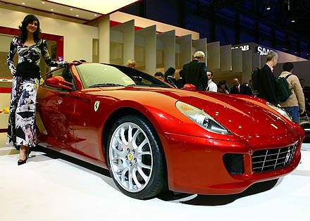 「Ferrari 599 GTB Fiorano」。620馬力V-12エンジンを搭載し、最高時速は330km/h、0-100km/h加速は3.7秒。