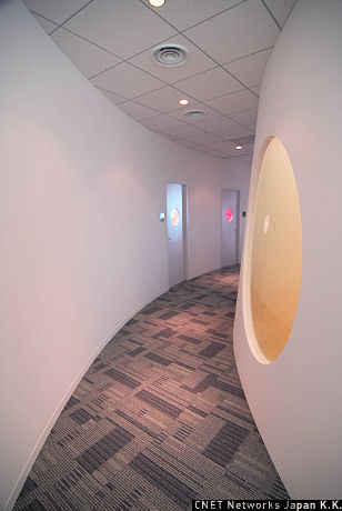 受付のある17階には14の会議室があり、エントランスに近い方から部屋の雰囲気によって、「HOT ZONE」「NEUTRAL ZONE」「COOL ZONE」に分かれている。各ゾーンをつなぐ廊下は円を描くように曲がっている。まるで宇宙船の中のような雰囲気だ。