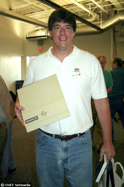 　Steve Wozniak氏はファンからの要求に応じ、自伝の「iWoz」などをはじめ、さまざまなものにサインしていた。こちらはApple IIeのケースにサインをもらって大満足の様子のファン。