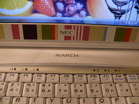 　PCを開くと、ディスプレイの周りも「しましま」。ヒンジ部分には「NEC」と「MARCH」の文字が。