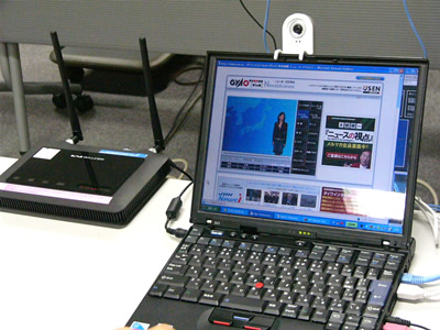 ウィルコムは2月21日、東京都内において、通信速度が上下それぞれ20Mbps以上となる新しいPHSの規格「次世代PHS」の実験を公開した。写真は次世代PHSの端末とノートPCを有線LANで接続し、USENの動画配信サービス「GyaO」のコンテンツを再生する様子。映像、音声ともに途切れることなく、スムーズに再生した。