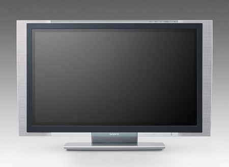 　Macerich Companyが3780人の買い物客を対象に実施した調査によると、回答者の14％が2005年にプラズマテレビを購入する計画を立てているという。ソニーが販売するプラズマテレビ「WEGA」のKDE-50XS955には、ネットワークメディア機能が搭載されている。