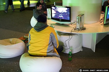 　会場に設置されたXbox 360で「Need for Speed: Most Wanted」をプレイする人々。