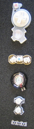 　各ボタンとスピーカーを取り外したところ。ボタンは弾力のある柔らかいゴム状の台座に固定されている。