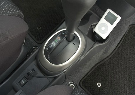 　トヨタ自動車も消費者の要望に応じてデジタル音楽プレーヤーを車載オーディオシステムに統合できるよう推し進めている。写真はApple Computerの「iPod」を接続可能な「Scion」2006年モデル。