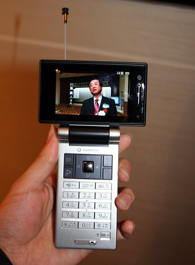 　携帯電話向けの地上デジタル放送「ワンセグ」が受信できる端末「905SH」は、5月27日に発売されることが決まった。