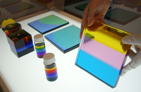 富士写真フイルムのデザインセンターが出展した「Scientist×Designer=Art！」。3色に分かれる不思議な液体のうち2色が重なり合うという特性を持つ。