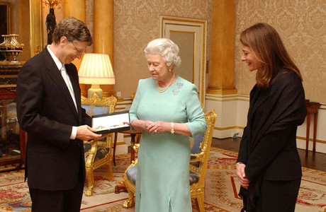 　Bill Gates氏は2004年に、全世界のビジネスに対する貢献が認められ、エリザベス女王から名誉爵位を授与されることになった。右側が妻のMelindaさん。