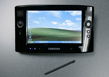 　Microsoftはドイツのハノーバーで開催中の「CeBIT」トレードショーで米国時間3月9日、「Ultra Mobile PC（UMPC）」の詳細を明らかにした。こちらはUMPCのうちの1台で、Samsung Electronicsの「Q1」という製品。2006年5月に約1190ドルで発売予定。