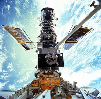　数あるスペースシャトルのフライトのなかでも、おそらく最も注目を浴びたのは、ハブル望遠鏡のリペアに関わった1993年のミッションだろう。1990年に打ち上げられたハブル望遠鏡はミラーの焦点がずれたために使い物にならなくなっていた。1993年にスペースシャトルのレスキューチームはこの鏡を修復したが、この他に3つのミッションがメンテナンスや修理に携わっている。なお、この写真は1999年のもの。
