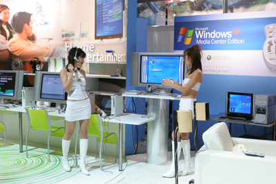 　マイクロソフトのブース（3ホール/2400）では、オフィスやリビングなどを想定し、シーンに合わせた製品を紹介。写真は、Xbox 360と先日発表されたWindows XP Media Center Edition Update Rollup 2搭載PCとの接続や、新サービス「メディアオンライン」を紹介するコーナー。