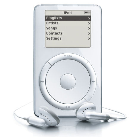 第6世代iPodの姿に期待が集まる中、まずは2001年のiPod発売から2007年初に発売された機種について、その変遷を振り返ってみよう。こちらは2001年10月に発売された第1世代のiPod。5Gバイトのハードディスクを内蔵し「1000曲をポケットに入れて持ち運べる超小型MP3プレーヤー」と銘打って登場した。価格は4万7800円で、2002年3月には10Gバイトモデルも発売された。その後2002年7月にはホイールのみを変更した第2世代も登場。液晶の下部に搭載された操作用のホイールは、第1世代機が機械式で実際に回転する「スクロールホイール」だったのに対し、第2世代以降ではタッチセンサーを搭載した「タッチホイール」に変更された。