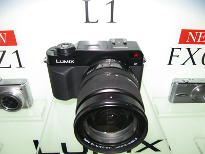 松下のブースで最も注目したいのは、参考出品されている松下による初のレンズ交換式デジタル一眼レフカメラ「LUMIX DMC−L1」。松下とオリンパスの共同開発によるもの。2月にアメリカで開催した「PMA 2006」で初披露されたが、間近に見られるチャンスだ。