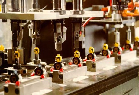 　LEGOブロックと玩具製品はまず、製造ラインで組み立てられてから、それぞれの家庭に届く。同社は、年間約15億のブロックとそのほかの部品を製造する。これは1分間に約2万8500個を作り出していることになる。LEGOの部品は約2000種類存在し、色は55色もあるという。