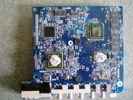 　Apple TVのメイン基板には、Intelのチップセット「Mobile Intel 945G Express」、同じくIntelのCPU、NVIDIAのGPU「GeForce Go 7300」、256Mバイトのメインメモリ、Silicon ImageのHDCPパネルリンク・トランスミッタ「SiI1930」、Realtek Semiconductorのオーディオコーデック「ALC885」が搭載されている。