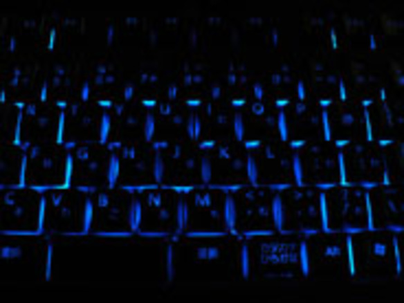 ［レビュー］青白く光るバックライト--サイバーなゲーミングキーボード「Microsoft Reclusa Game Keyboard」