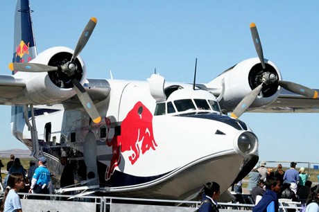 　Red BullはVIP用スペースとして1957年式のGrumman Albatrossを改装して披露した。