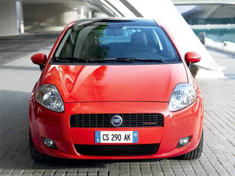 　Fiatの「Grande Punto」2006年モデルは、Microsoftの「Windows Mobile for Automotive」を採用し、音声認識テクノロジを搭載している。ドライバーは車両に接続されたMP3プレーヤーに対して音声を使って楽曲を検索したり、ハンズフリーで電話をかけたりできる。