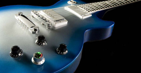 　ギターメーカーのGibson USAは、自動チューニング機能を備えたエレキギター「Gibson Robot Guitar」を米国時間12月7日に発売すると発表した。これに対し、ギタープレーヤーたちは、1998年発売の自動チューニングシステム「The Performer」に関する記事をCNET News.comが2006年に取り上げた時と同じ反応を示した。一部のプレーヤーは、ギターのチューニングを自分の耳ではなく機械に頼るという発想に抵抗を示すが、一方で、手頃な価格であればそのような技術を歓迎するという声もある。このRobot Guitarの2499ドルという小売価格は、米国製のLes Paulsにしては決して安い価格ではない。Les Paulsは最も安いもので1555ドル程度だ。しかし、Les Paulsの特別仕様の価格が1万ドルを超えることを考えれば、決して高すぎる価格でもない。一方、The Performerの価格は取り付け代込みで3400ドル。これに同システムに対応するギター（Gibson Les PaulまたはLes Paul Special、Fender TelecasterまたはStratocaster、あるいはLes PaulかFenderのレプリカギター）の価格が加わる。さらにThe Performerの場合は、ギター本体に大規模な配線が必要だ。The Performerは、同システムを開発したTransPerformanceが取り付け作業を行う。しかし、ドイツに拠点を置くTronicalが開発したPowertuneと呼ばれるRobot Guitarシステムは、指定のメーカーやサービスセンタならどこでも取り付けが可能だ。このRobot Guitarの限定モデルは当初、ボディーの仕上げがブルーシルバーサンバーストのLes Paulのみだが、Gibsonの最高経営責任者（CEO）であるHenry Juszkiewicz氏によると、2008年末にTronicalチューニングシステムを搭載した他のエレキギターも発売するという。