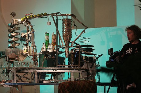 　ロボットと人とがきずなを結ぶことが本当にあるとすれば、薄暗いバーでお酒を通じて交流を深めるよりほかにないだろう。こうした考え方が、オーストリアはウィーンで開催の年次イベントRoboexoticaのおおよその概念だ。同イベントでは、複数の「カクテルロボット」が、そのバーテンとしての実力を披露している。写真はカクテル「モジート」を作るロボット「Robomoji」。同イベントは現地時間12月5日から10日まで開催されていた。